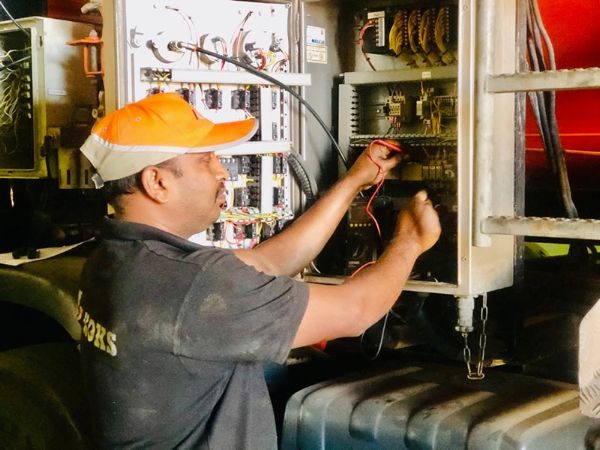 KOKS Middle East monteur werkt aan een vacuümwagen